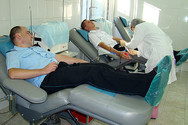 Оренбургская областная станция переливания крови. Кресло для переливания крови. Курганская областная станция переливания крови. Станция переливания крови Ялта.