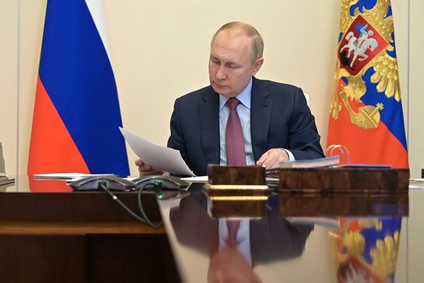 Путин подписал указ о выплатах семьям погибших или раненых командированных в ДНР и ЛНР