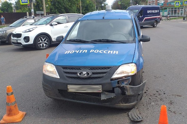 В Тамбовской области автомобиль "Почты России" столкнулся с иномаркой