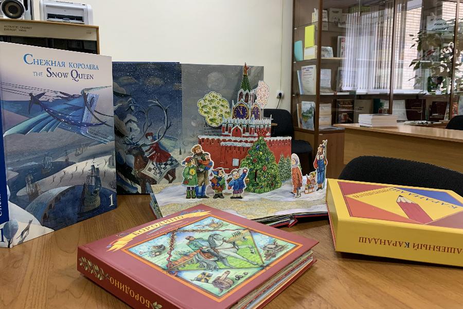 Энергетики подарили тамбовской библиотеке книги для слабовидящих детей