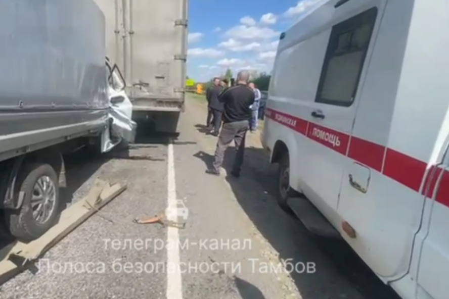 В Тамбовской области столкнулись "ГАЗель" и фура: есть пострадавший
