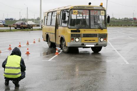 Водители школьных автобусов посоревнуются в скоростном маневрировании