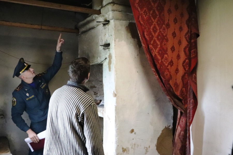 Сотрудники МЧС навестили тамбовчан, дома которых отапливаются печками
