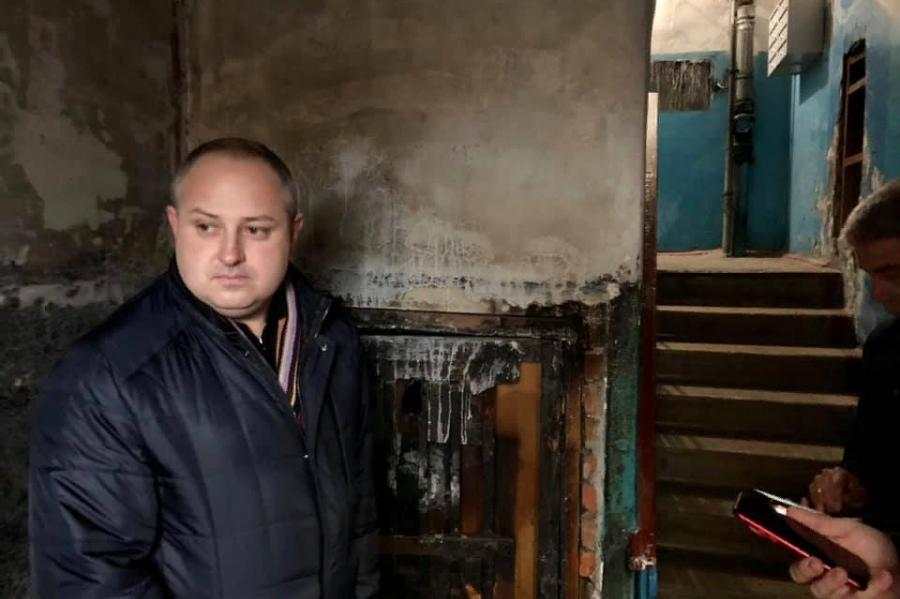 Максим Косенков поручил отремонтировать после пожара подъезд на западе Тамбова