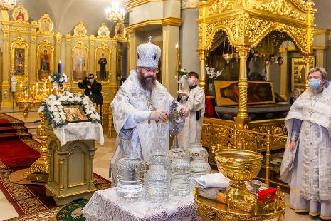 Митрополит Феодосий освятил воду в Спасо-Преображенском кафедральном соборе Тамбова