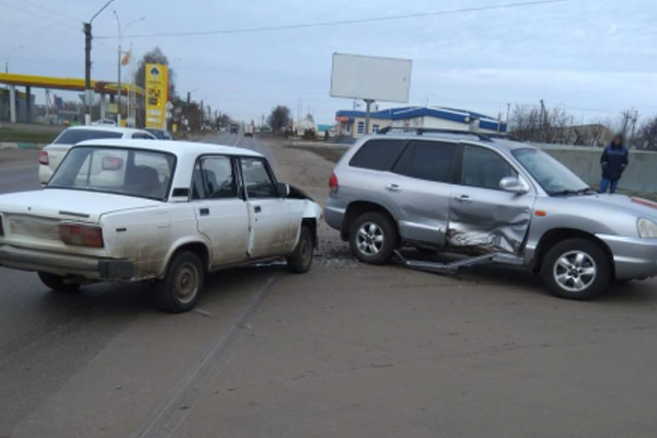 В Уварове столкнулись автомобили "Hyundai" и "ВАЗ"