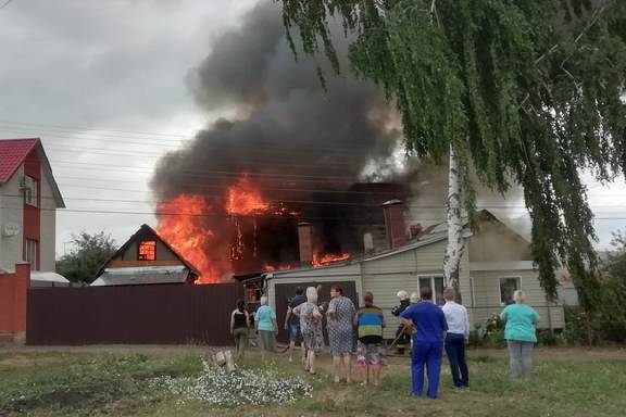 На улице Степная в Тамбове загорелись частные дома