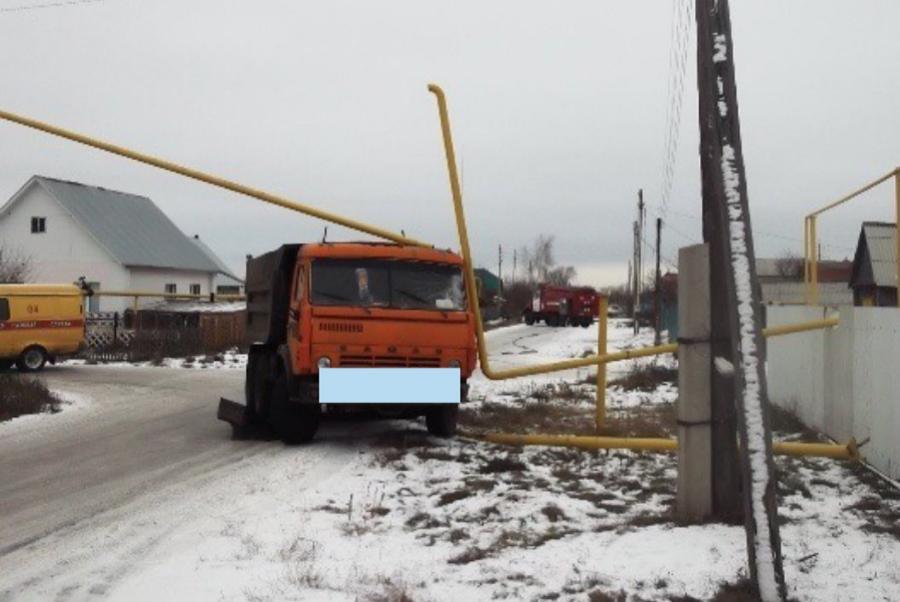 Водитель принадлежащего АО "ТСК" грузовика оставил без газа 170 домов в Сосновском районе