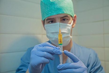 Первые испытания вакцины против коронавируса проведут на добровольцах