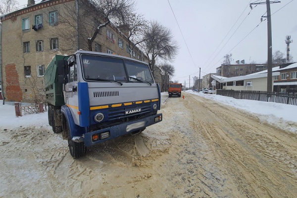 В Тамбове "КамАЗ" при уборке снега наехал на 63-летнюю женщину