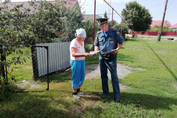 Сотрудники ГУ МЧС побеседовали с жителями Уварова о профилактике пожаров