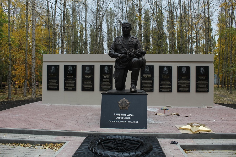 В поселке Первомайский установили скульптуру Защитника Отечества