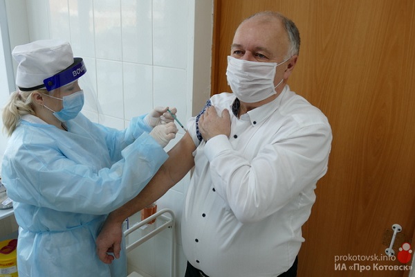 Руководители Котовска сделали прививку от коронавируса