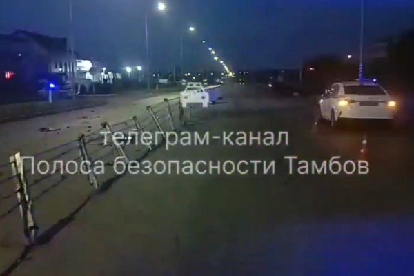 Водитель без прав снёс 100 метров барьерного ограждения на улице Магистральной