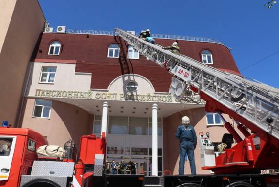 Тамбовские спасатели потушили условный пожар в здании Пенсионного фонда