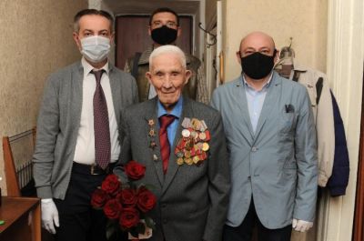 Сотрудники ТГТУ поздравили 100-летнего ветерана университета с Днем Победы