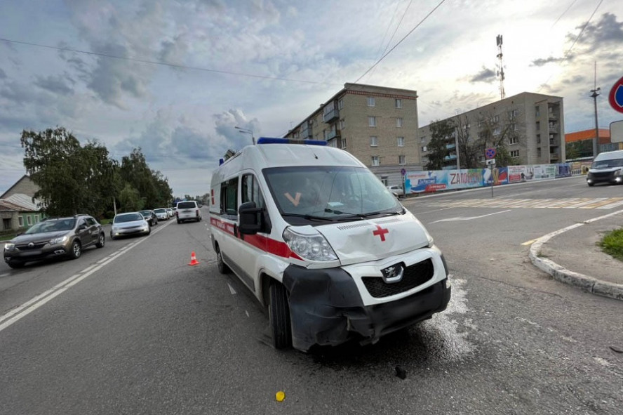 В Тамбове машина скорой помощи столкнулась с "Kia Rio"