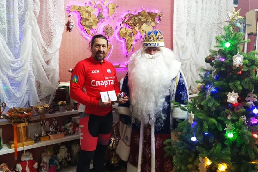 Велопутешественник Александр Осипов получил орден от Деда Мороза из Сосновки