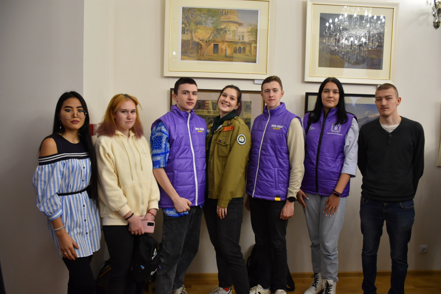 Студенты Тамбовского филиала Президентской академии посетили открытие экспозиции Виталия Попова