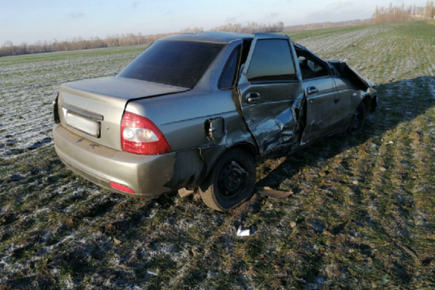 В Кирсановском районе в результате ДТП водитель "Приоры" перевернулся в кювет
