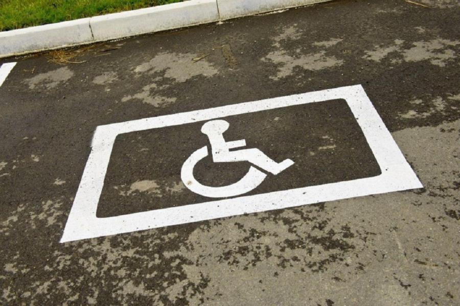 На парковке возле администрации Петровского района забыли оборудовать места для инвалидов