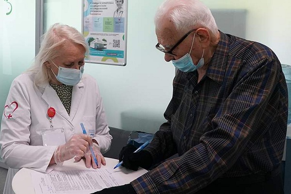 Минздрав одобрил испытание вакцины "КовиВак" на людях старше 60 лет