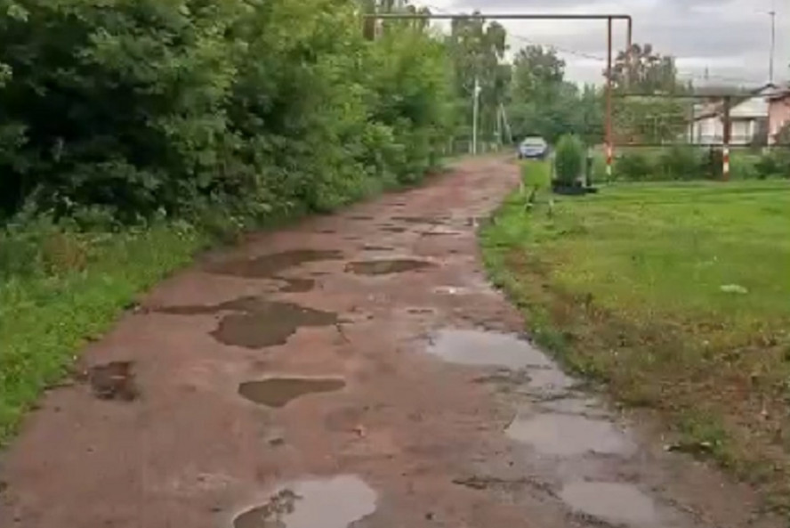 Жители села Бондари больше десяти лет добиваются ремонта дороги