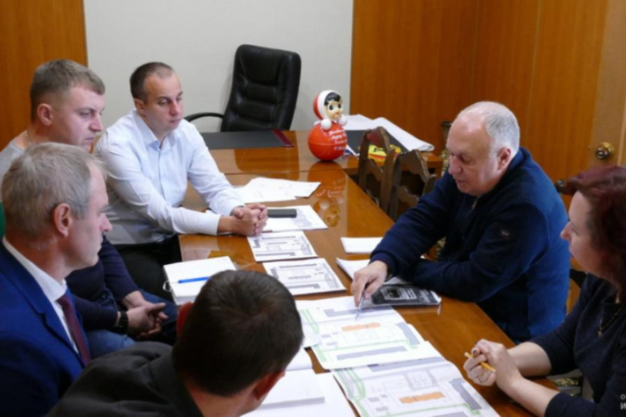 Глава Котовска провел совещание с ресурсопоставщиками по вопросам строительства дома на улице Тенистой