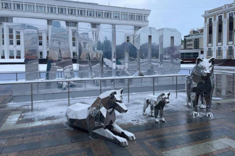 В центре Тамбова установили композицию волков из стали