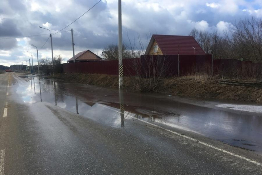 В Знаменском округе затопило участок дороги