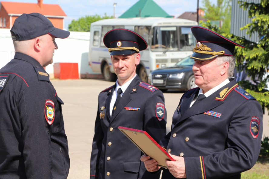 Генерал Скоков в канун Дня Победы поздравил с праздником полицейских