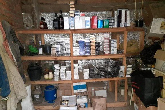 У жителя Моршанска нашли почти 5 тысяч пачек контрафактных сигарет и 100 литров алкоголя