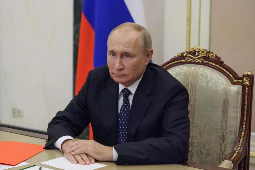 Владимир Путин вводит военное положение в четырёх регионах России