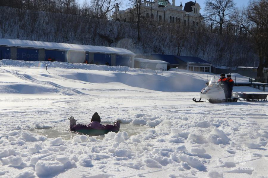 Тамбовские спасатели достали из реки "провалившегося" под лёд человека