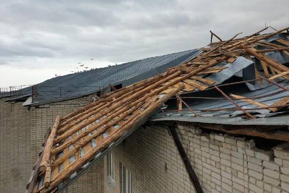 В Уварово ураганный ветер сорвал кровлю с крыши дома для престарелых