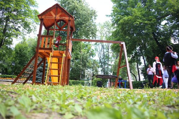 В Мичуринске в городском парке открыли детскую площадку