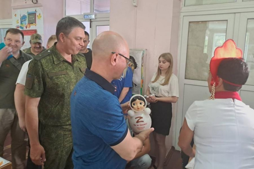 Котовская неваляшка стала подарком для Сергея Кириенко во время его визита в луганскую школу