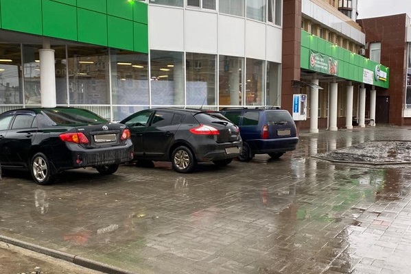 В центре Тамбова автомобили разворачиваются и паркуются прямо на тротуаре