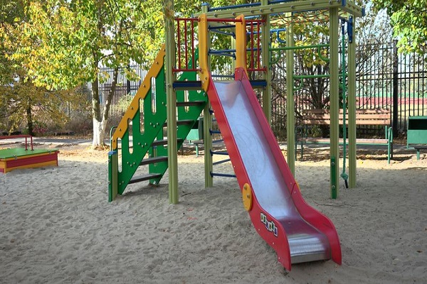 В Тамбове продолжается строительство и оборудование детских дворовых площадок