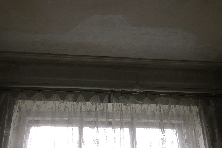 В Тамбовской области ветеран живет в аварийном доме с протекающей крышей