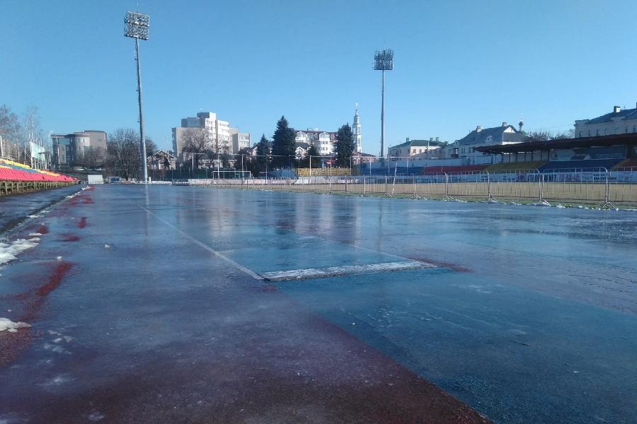На стадионе "Спартак" провели пробную заливку льда