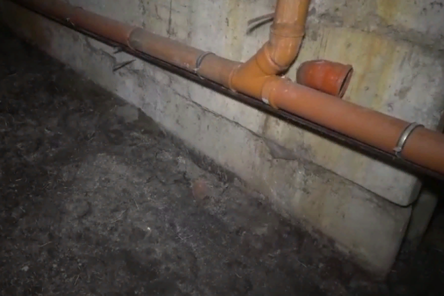 Затопленные сточными водами подвалы на улице Астраханской пока не привели в порядок
