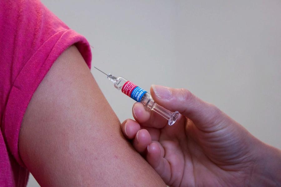 Названы сроки массовой вакцинации людей от коронавируса