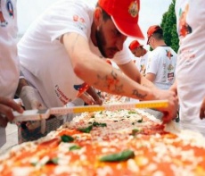 Приготовление гигантской пиццы в виде карты Тамбовской области