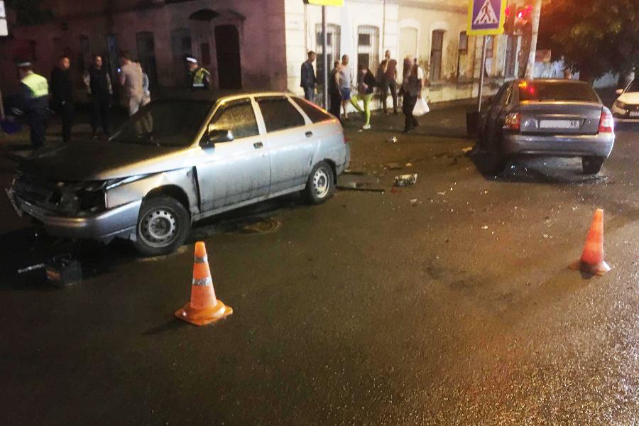 В центре Тамбова водитель "Приоры" врезался в столб