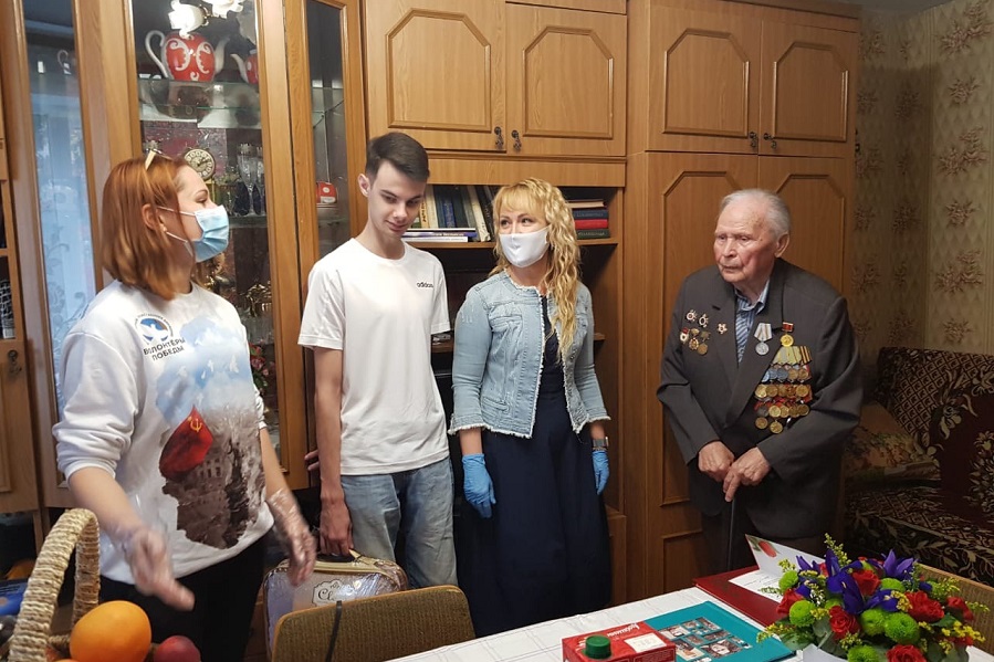 Александр Никитин поздравил с 95-летием ветерана Бориса Тарасова