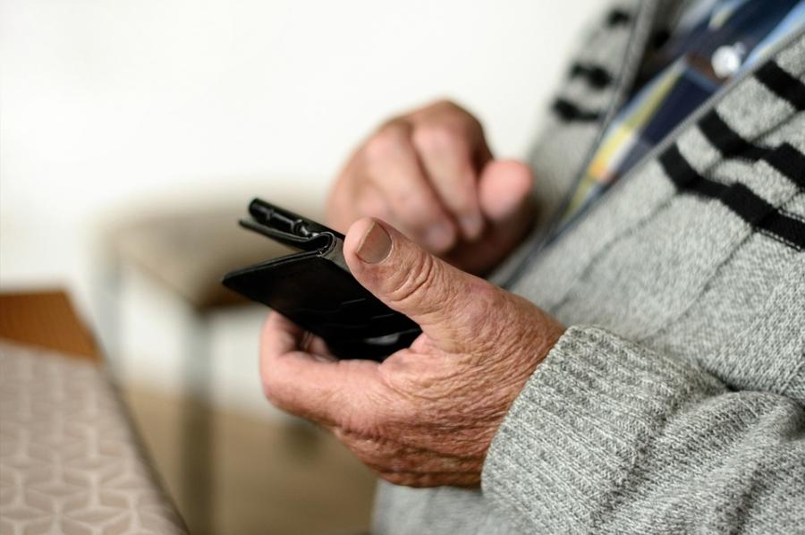 Тамбовским ветеранам ко Дню Победы подарили мобильные телефоны