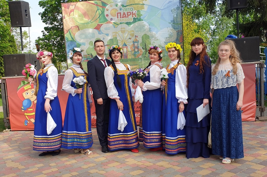 Народный ансамбль "В Мире Танца" выступил с сольным концертом в Парке культуры