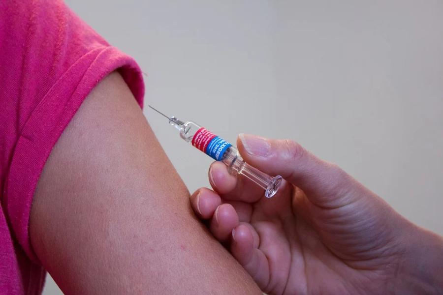 Из-за коронавируса приостановлена вакцинация детей и взрослых