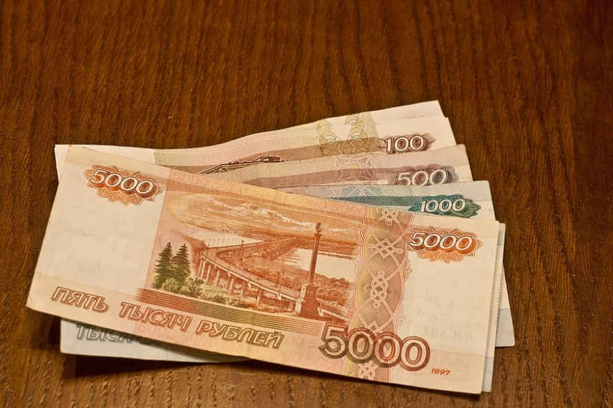 Предприниматель из Знаменки вновь задолжал более 100 тысяч рублей по зарплате 